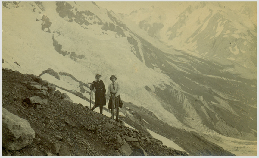Dorothy Theomin, snapshot postcard of Miss Theomin with a male climbing companion at the Haast Ridge Bivouac, (March 1913).